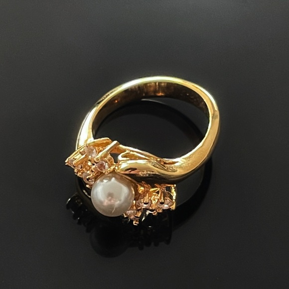 ✨Beautiful VTG Pearl Rhinestone Gold Ring - Picture 1 of 5